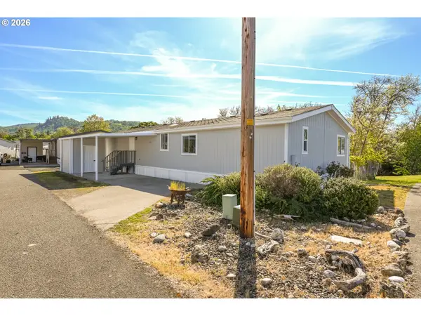 221 River Place Dr #117, Roseburg, OR 97471