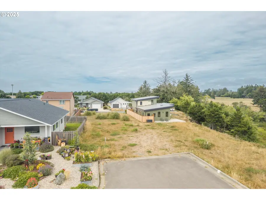 636 Seacrest Dr, Bandon, OR 97411 - Image #2