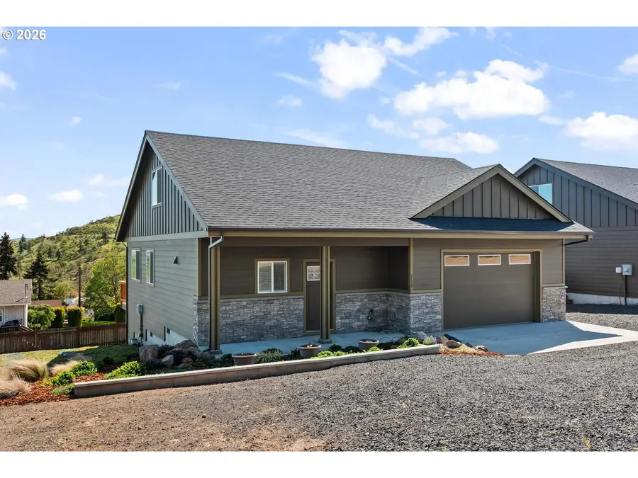 1159 W Pine St, Chenoweth, OR 97058 - #2