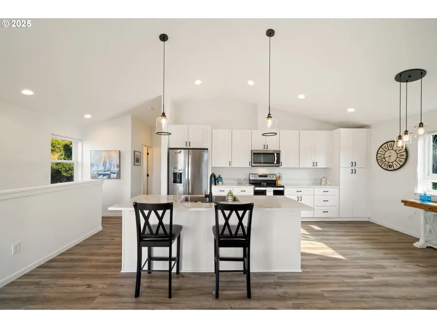 806 Salmonberry Ct, Garibaldi, OR 97118 - Image #2