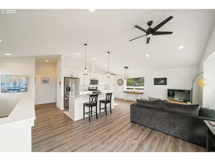 806 Salmonberry Ct, Garibaldi, OR 97118 - Image #3