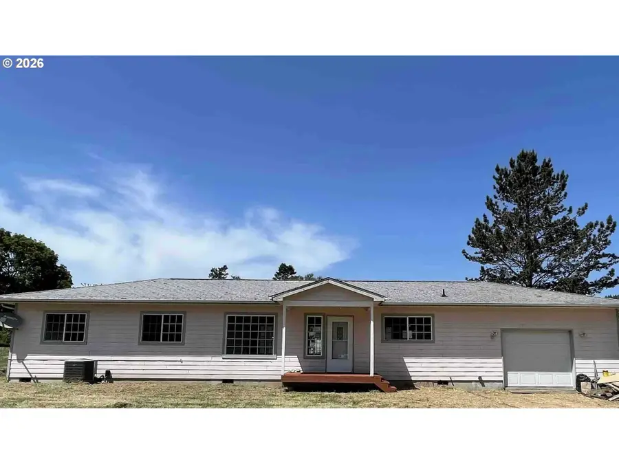 151 E Date St, Powers, OR 97466 - #2