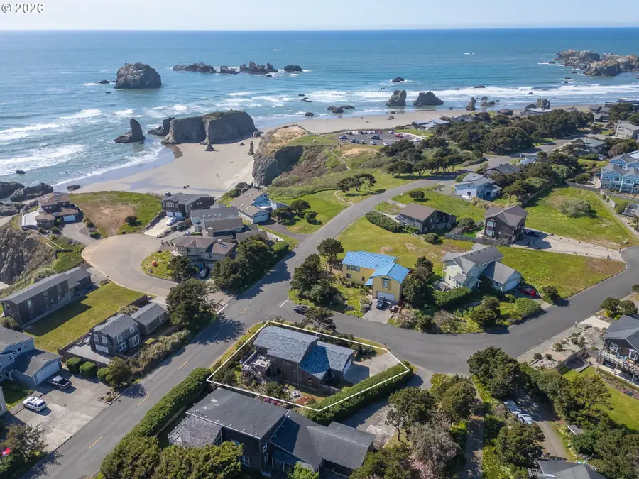 1305 Strawberry Dr, Bandon, OR 97411 - #3