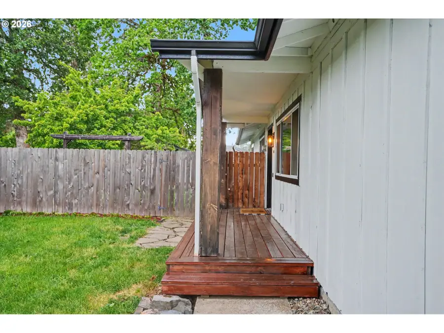 760 SE Edwards Dr, Dundee, OR 97115 - #3