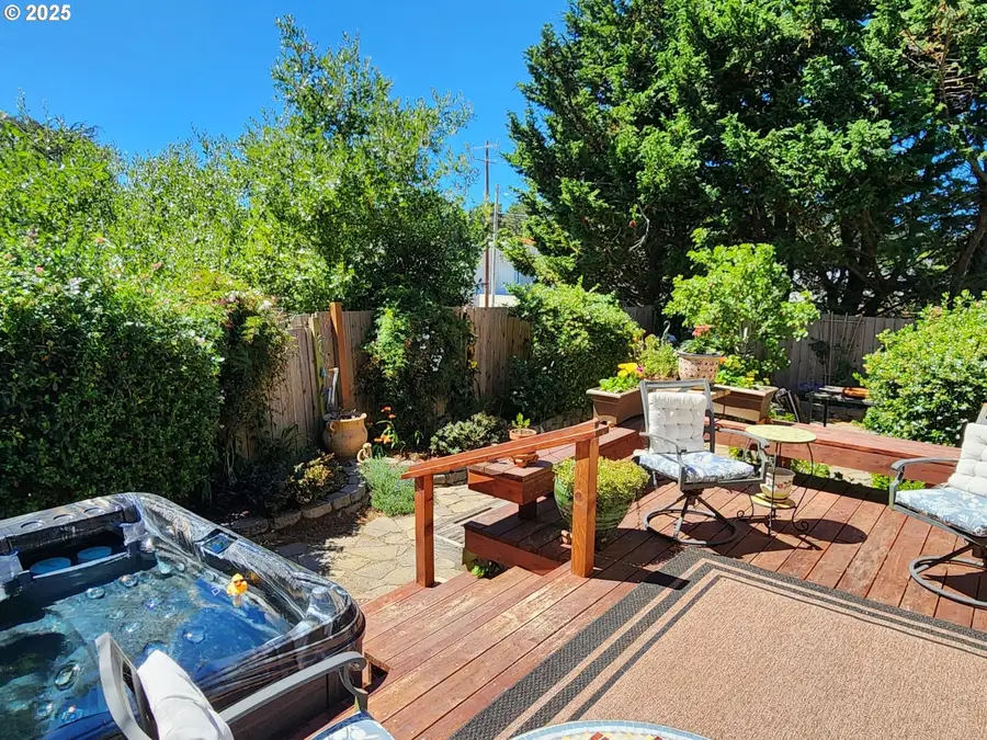 1126 Washington St, Port Orford, OR 97465 - Image #2