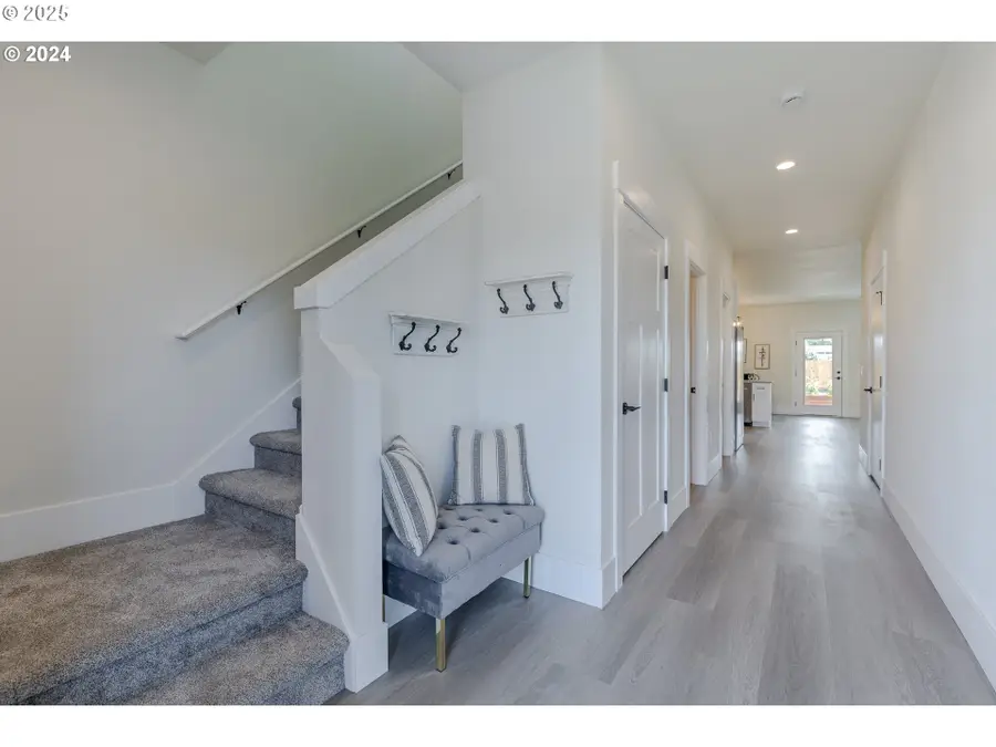 735 Periander Way, Harrisburg, OR 97446 - Image #2