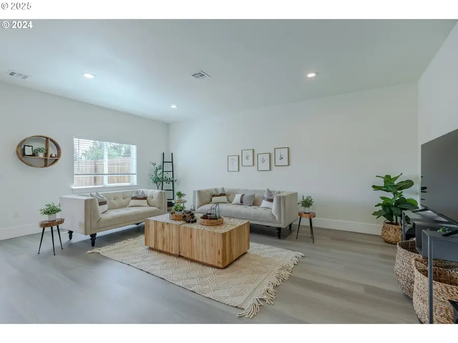 735 Periander Way, Harrisburg, OR 97446 - Image #3