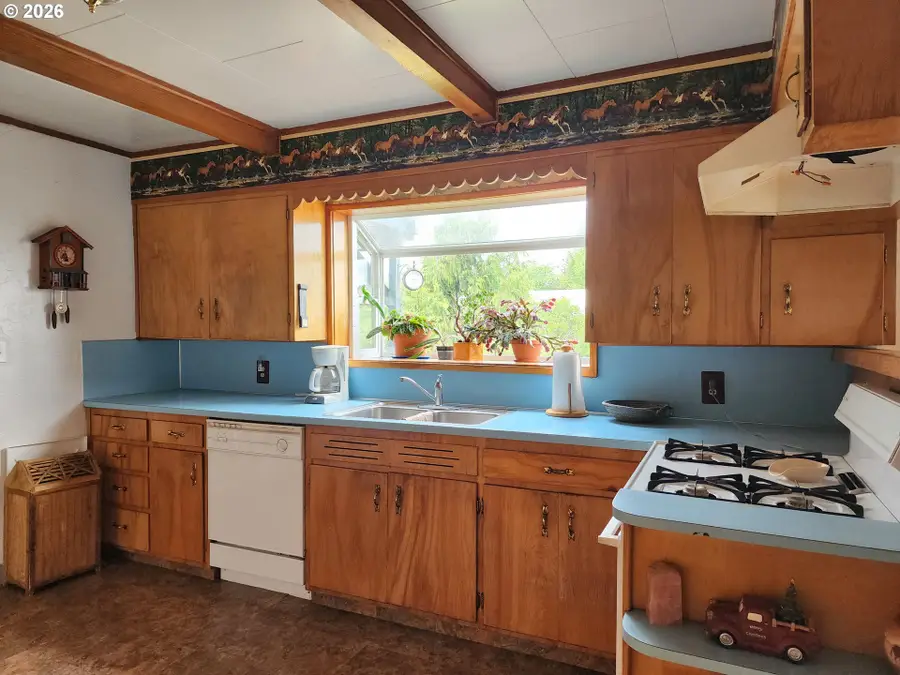 725 W Main St, Molalla, OR 97038 - #3