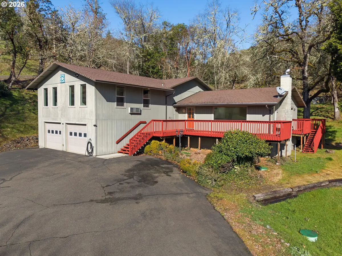221 Oakview Dr, Roseburg, OR 97471 - #1