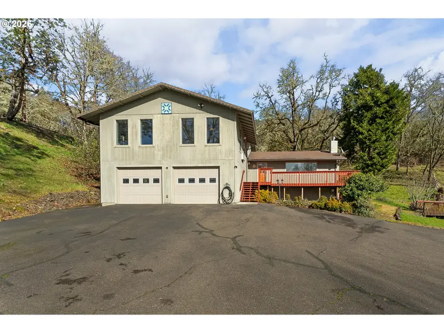 221 Oakview Dr, Roseburg, OR 97471 - #2