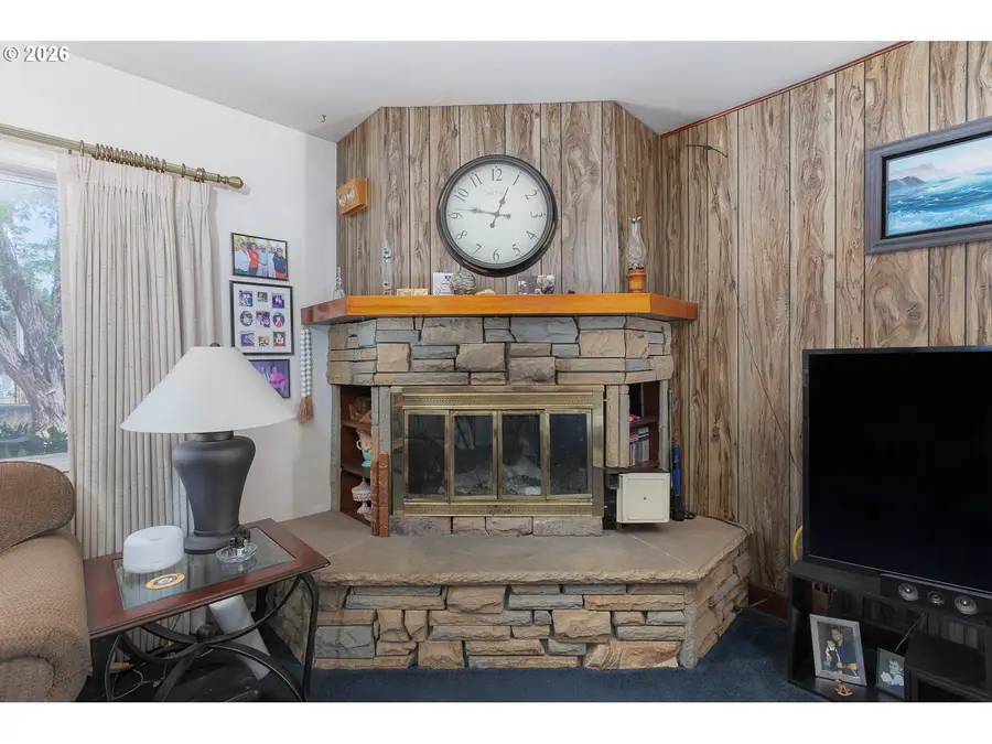 40028 Lacomb Dr, Lebanon, OR 97355 - #3