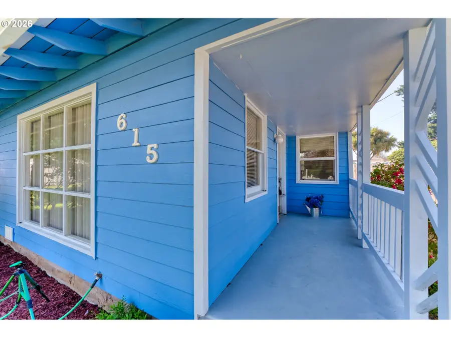 615 Pacific Ave, Brookings, OR 97415 - #2