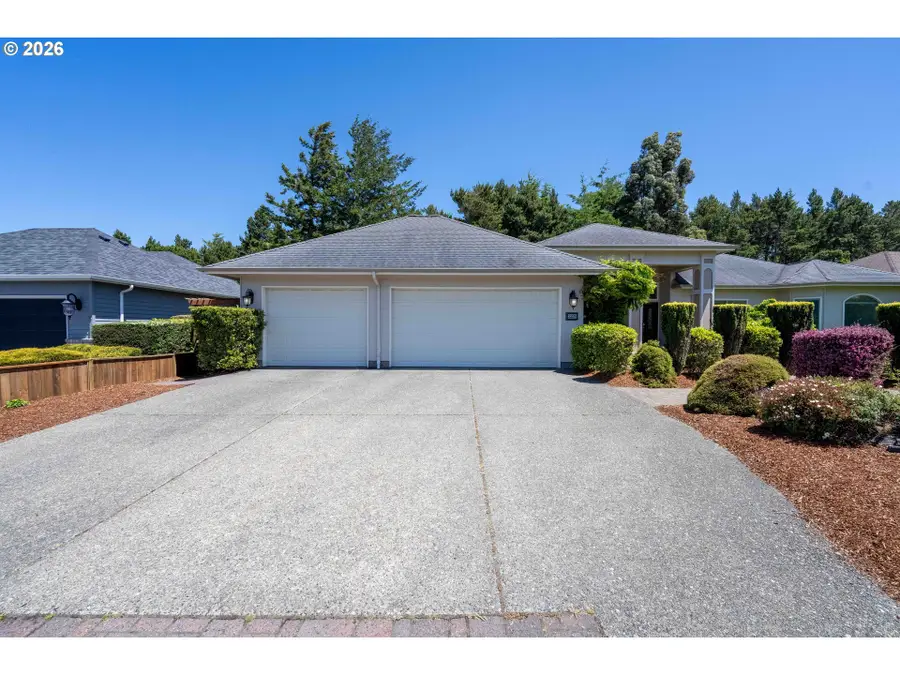 2225 Hayes St, North Bend, OR 97459 - #2