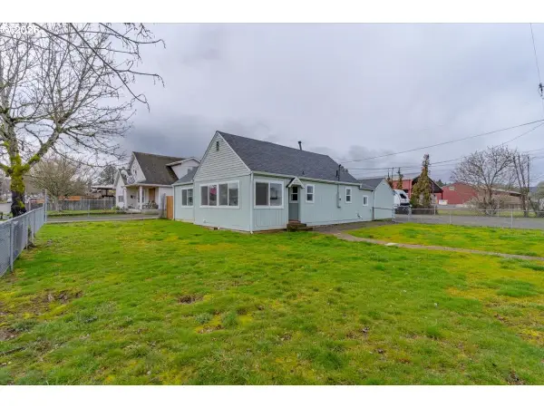 809 SW Ash St, Dallas, OR 97338