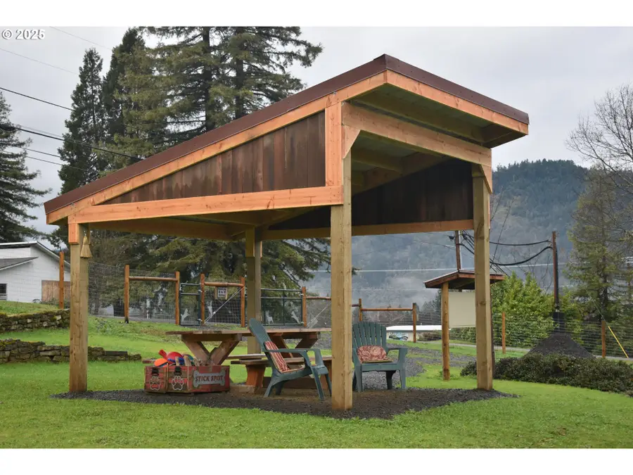 135 Crest Dr, Tri City, OR 97457 - Image #3