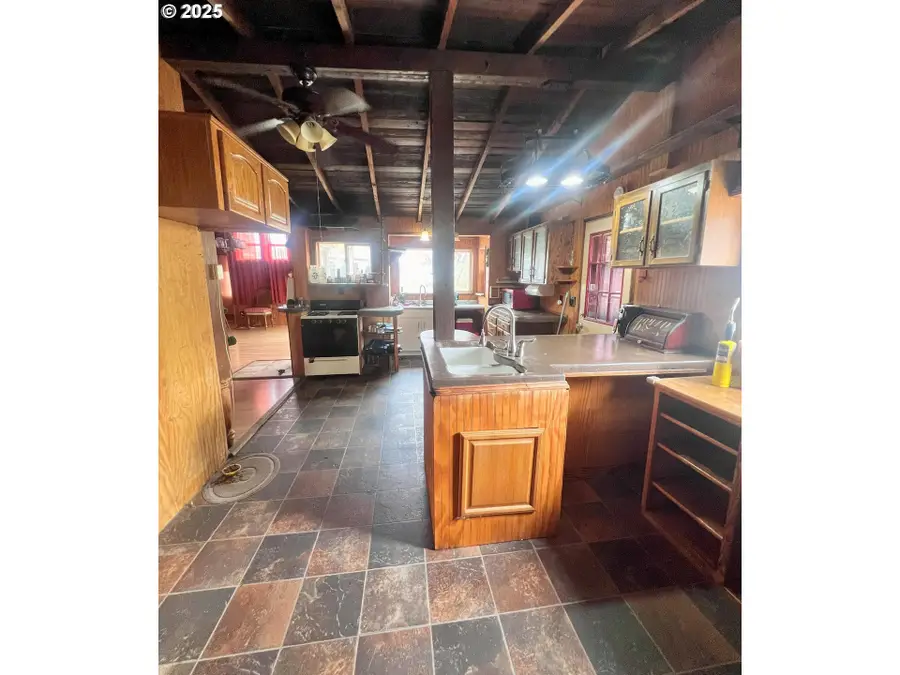 2745 W Jay Ave, Roseburg, OR 97471 - Image #2