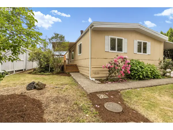 1400 Candlelight Dr #104, Eugene, OR 97402