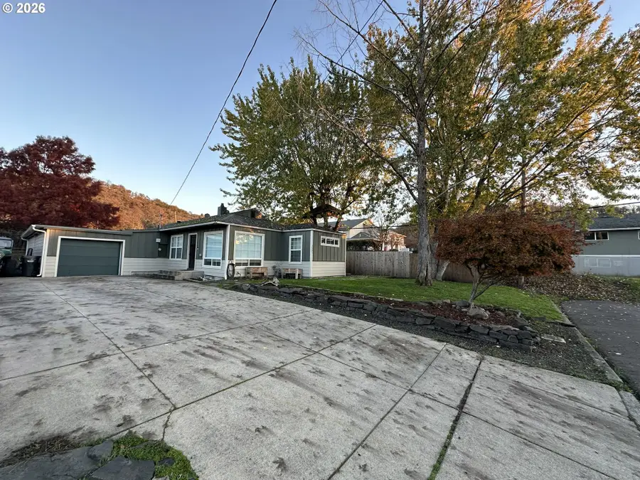 1521 NE Morris St, Roseburg, OR 97470 - #2