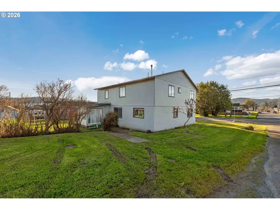 703 C St, Myrtle Point, OR 97458 - Image #3