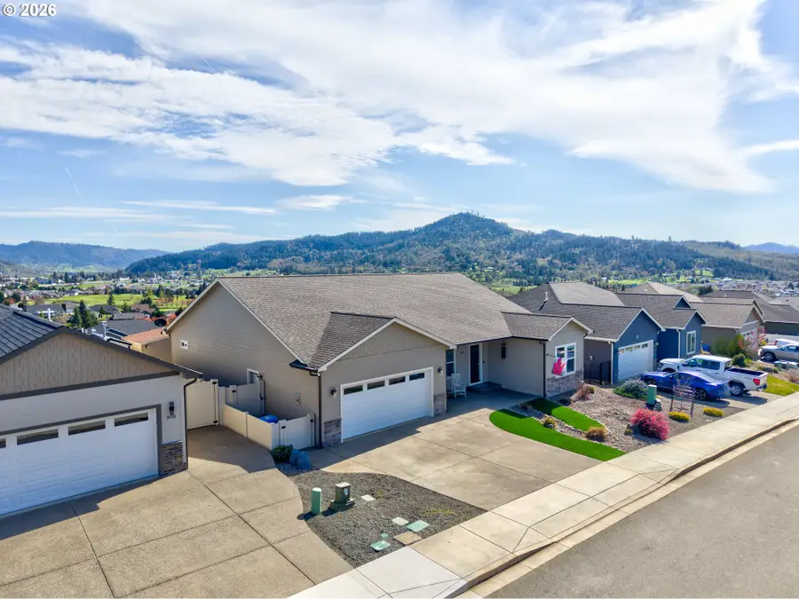888 Medina Ave, Sutherlin, OR 97479 - #2