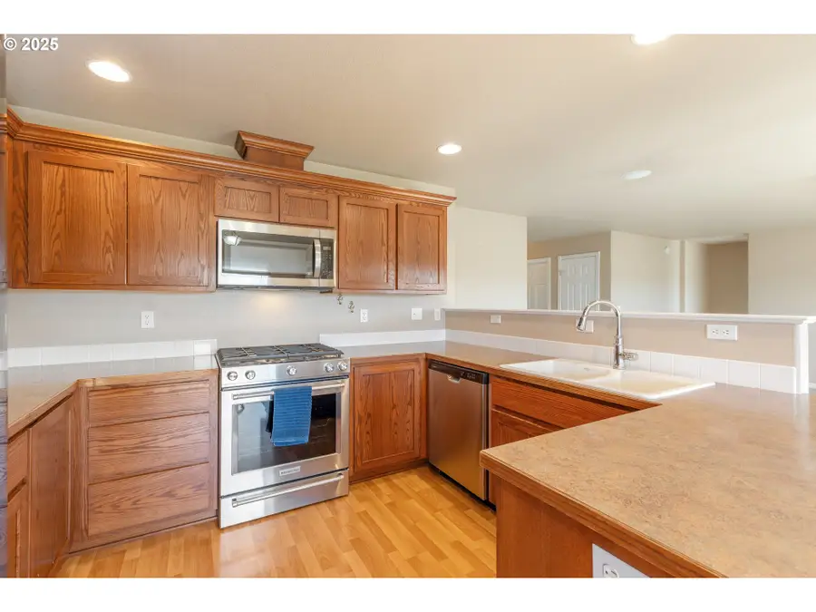 1884 NE Sunset Loop Dr, Roseburg, OR 97470 - Image #2