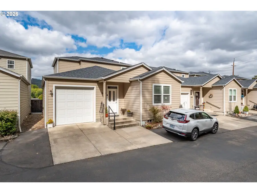 2489 SE Waldon Ave, Roseburg, OR 97470 - #3