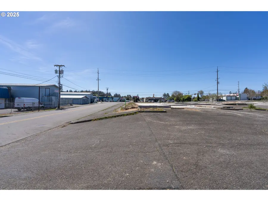 1088 Newmark Ave, Coos Bay, OR 97420 - Image #3