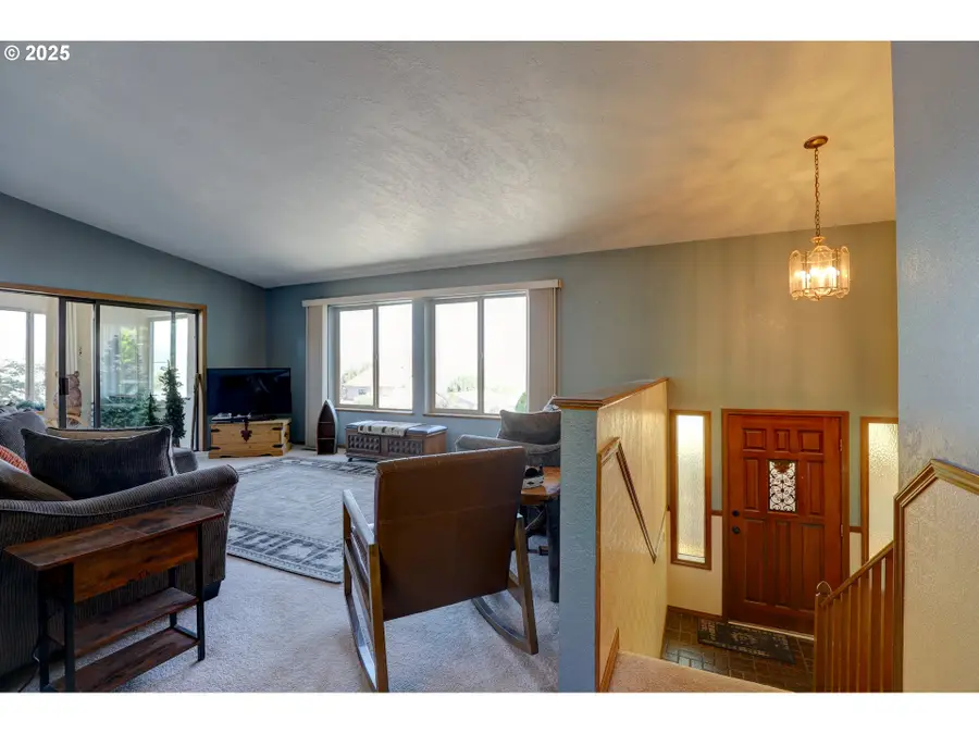 1612 E 21st St, The Dalles, OR 97058 - Image #2