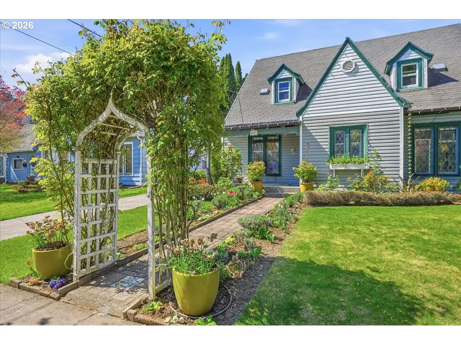 611 SE Peacock Ln, Portland, OR 97214 - #2