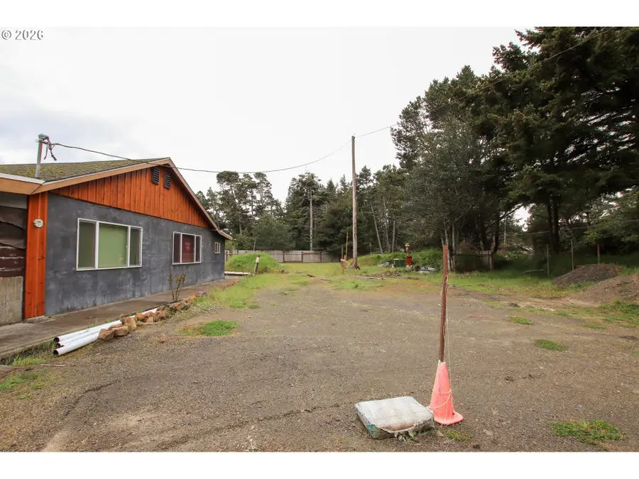 1120 Rhododendron Dr, Florence, OR 97439 - #3