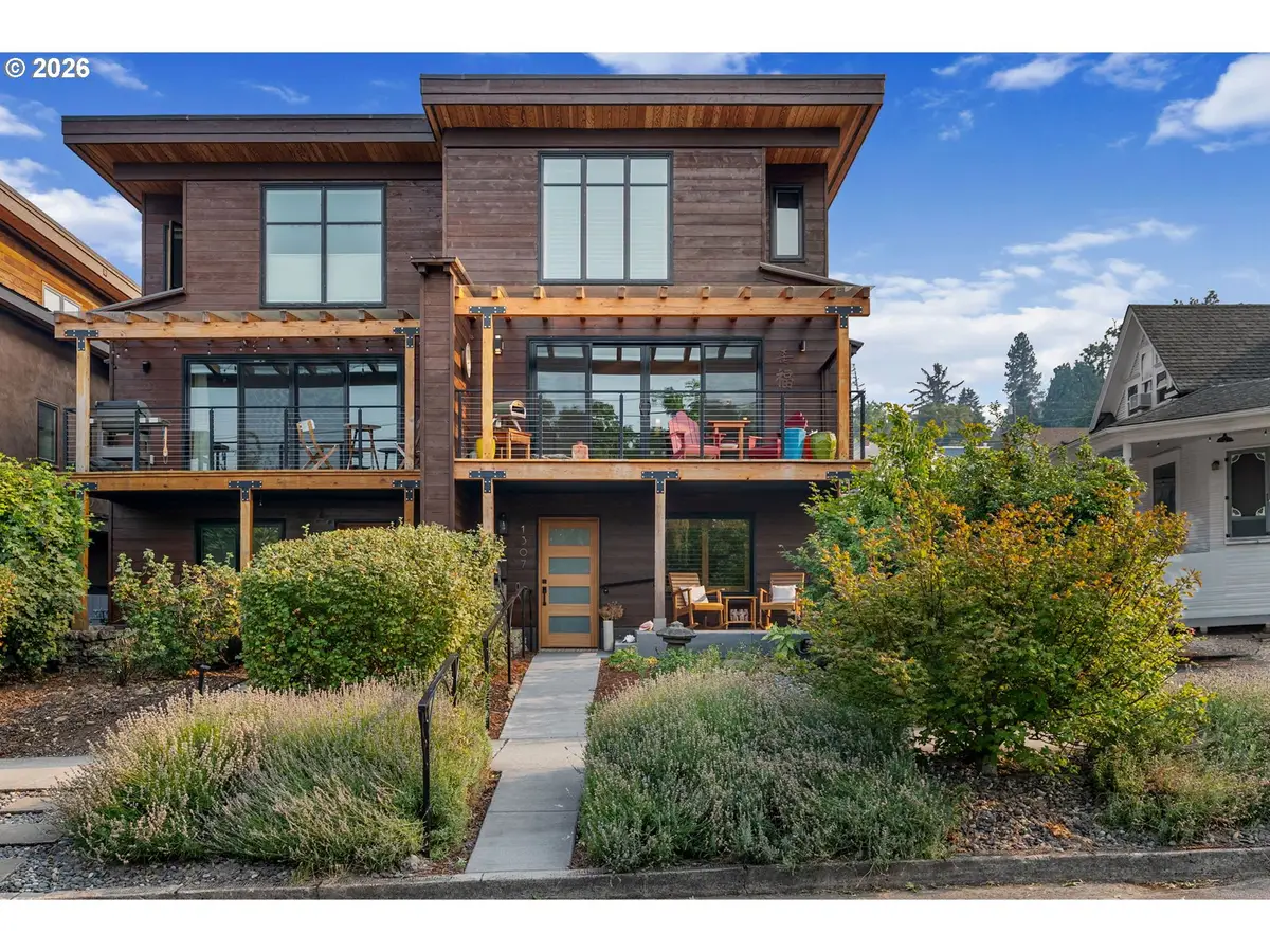 1307 Columbia St, Hood River, OR 97031 - #1