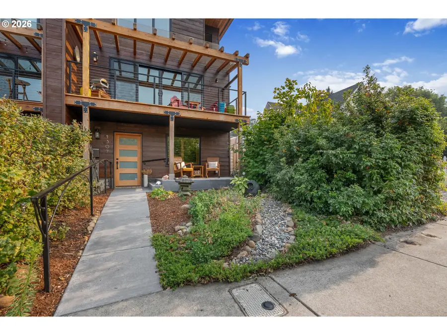 1307 Columbia St, Hood River, OR 97031 - #2