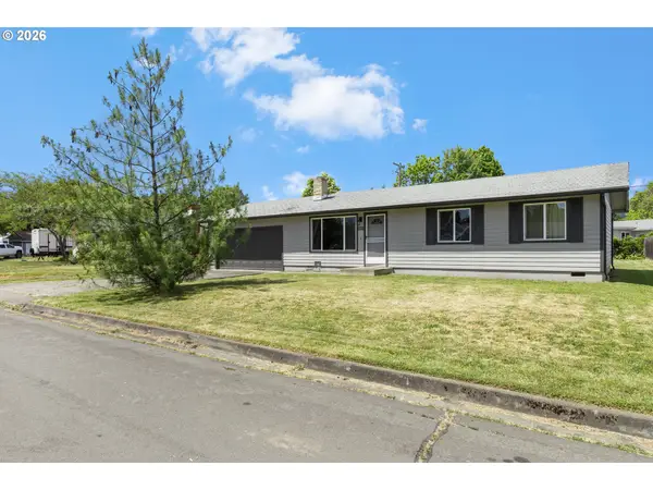 1911 Palos Verdes Dr, Roseburg, OR 97471
