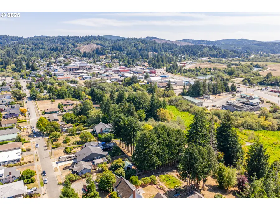 547 W 4th St, Coquille, OR 97423 - #3