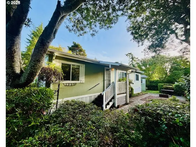 179 Outer Dr, Florence, OR 97439 - Image #1