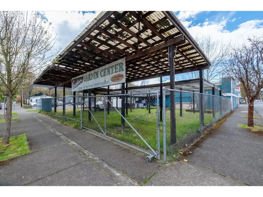 1211 Long St, Sweet Home, OR 97386 - #2