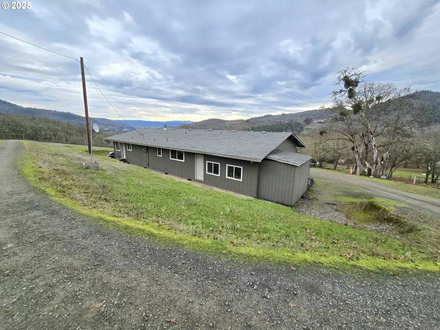 1880 Fairhill Dr, Roseburg, OR 97471 - #2