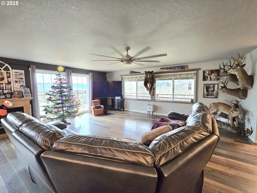 1880 Fairhill Dr, Roseburg, OR 97471 - #3