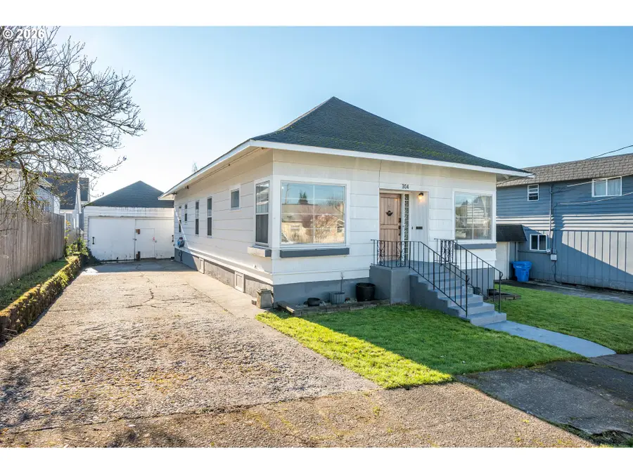 304 Crawford St, Kelso, WA 98626 - #3