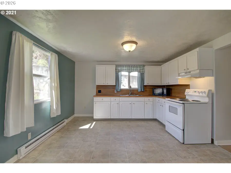 863 NE Poplar St, Clatskanie, OR 97016 - Image #2