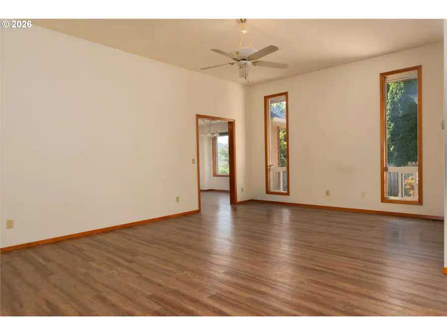 2309 NW Parkdale Ave, Roseburg, OR 97471 - #3