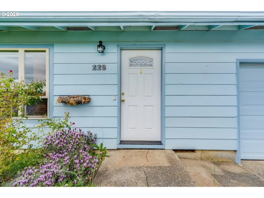228 NW Denton Ave, Dallas, OR 97338 - #2