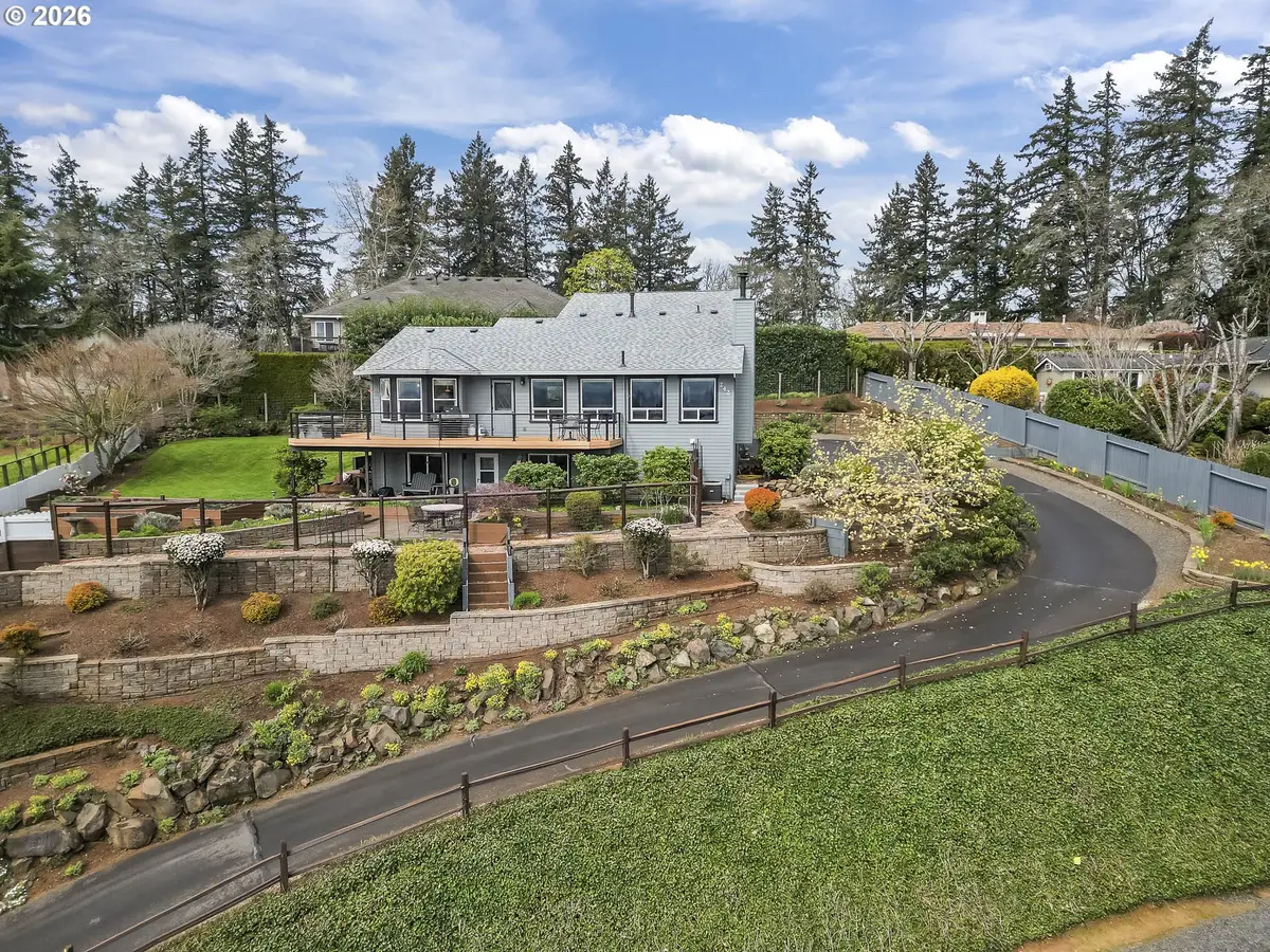 242 NW Walnut Ave, Dundee, OR 97115 - #1