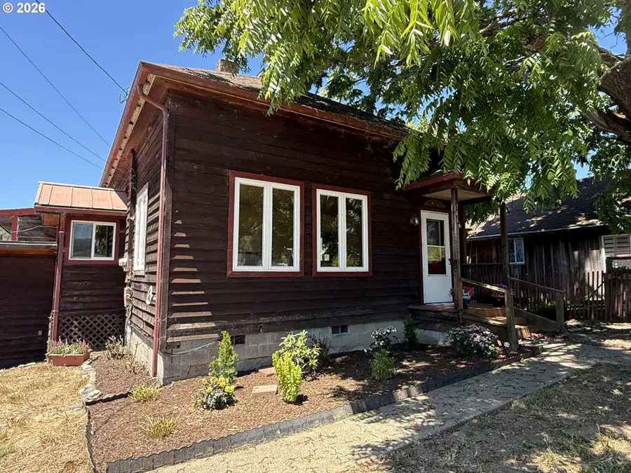 146 1st St, Myrtle Point, OR 97458 - #3