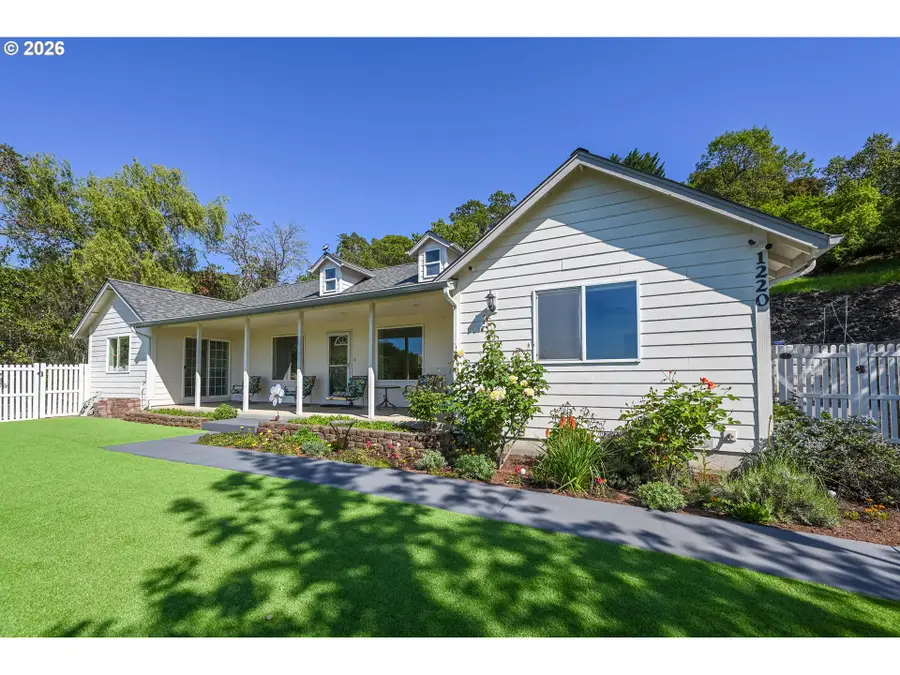 1220 NE Cambrian Ct, Roseburg, OR 97470 - #2