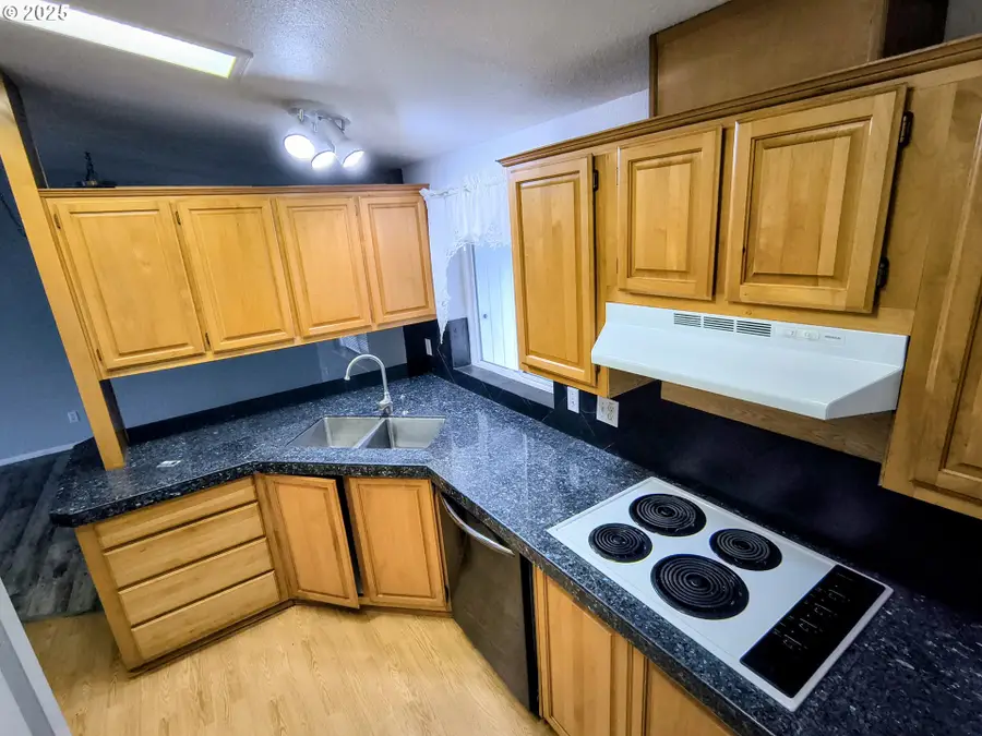 180 Twin Oaks Loop, Winston, OR 97496 - Image #3