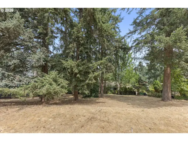 Suncrest Ave, Eugene, OR 97405