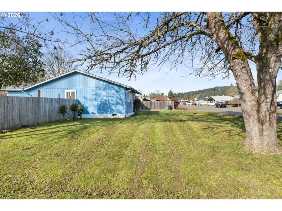 375 Johnson St, Sutherlin, OR 97479 - #3