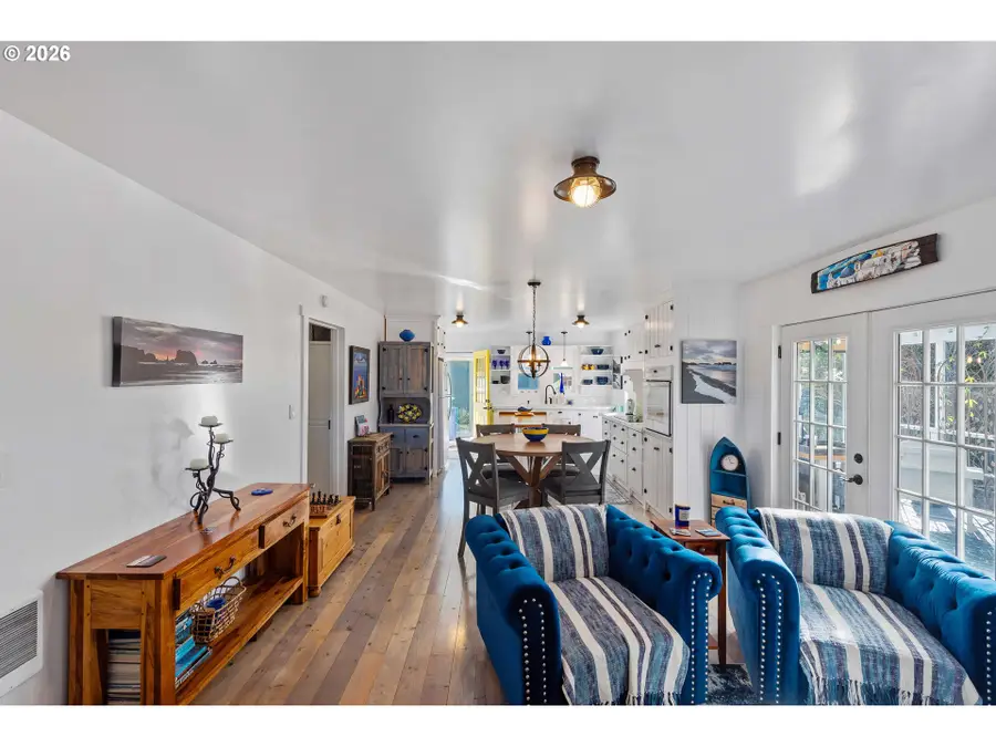 886 1st St Se, Bandon, OR 97411 - #3