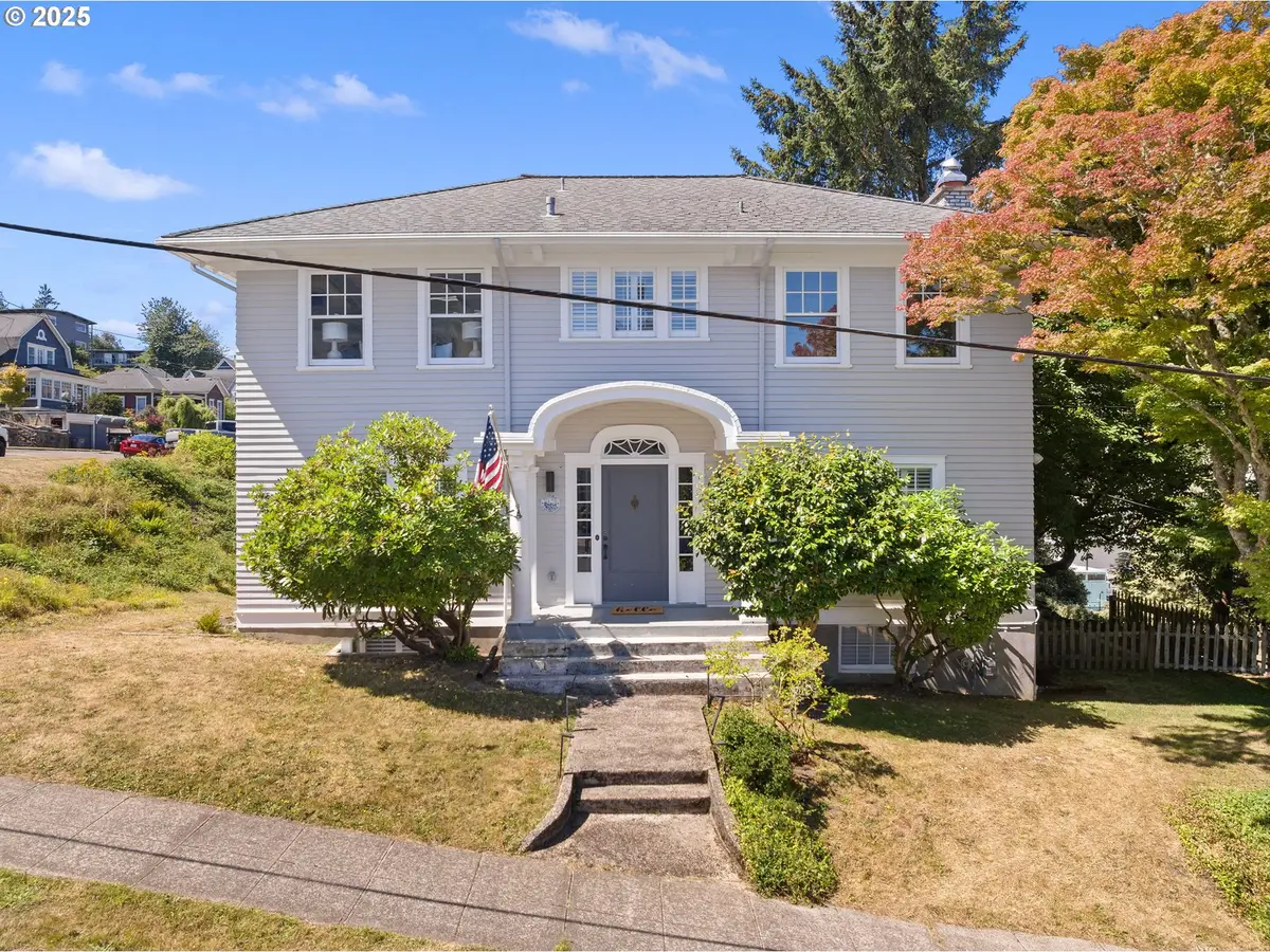 677 17th St, Astoria, OR 97103 - Image #1